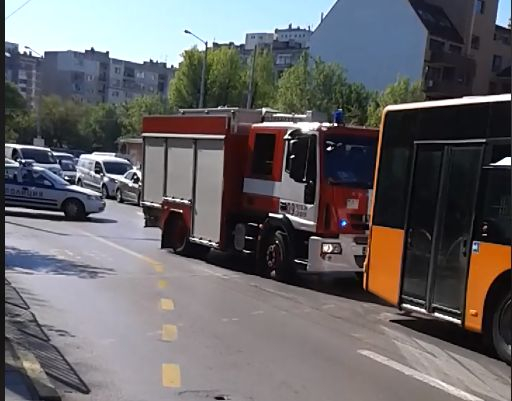Първи СНИМКИ и ВИДЕО от тежка верижна катастрофа с 2 автобуса и 5 коли на възлово кръстовище в София 