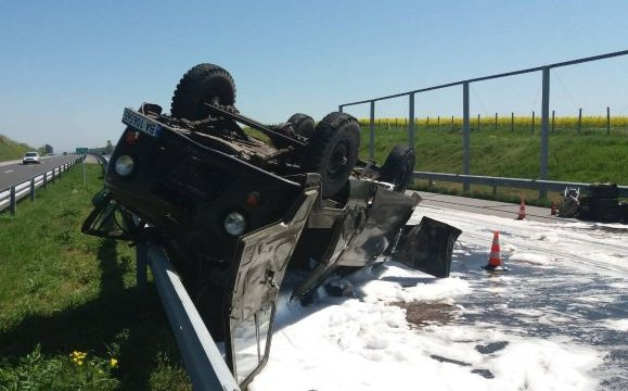 Военни се обърнаха с УАЗ на „Тракия“, пожарникари ги спасиха от взрив