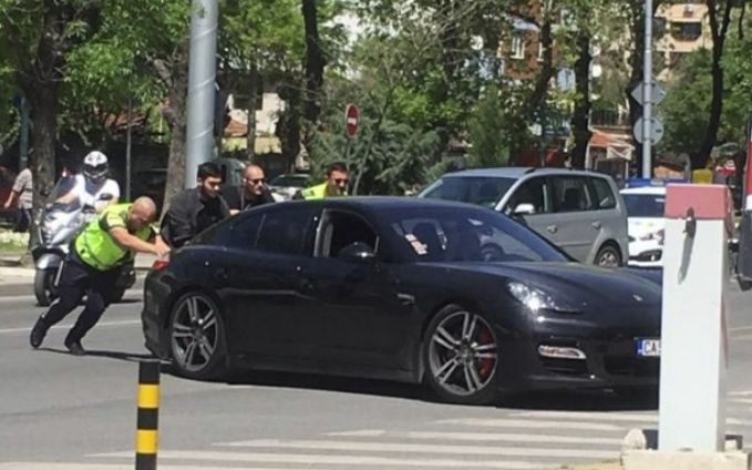 Яка мацка с "Порше" събра погледите в Пловдив! Колата й се прецака, но... (СНИМКИ)