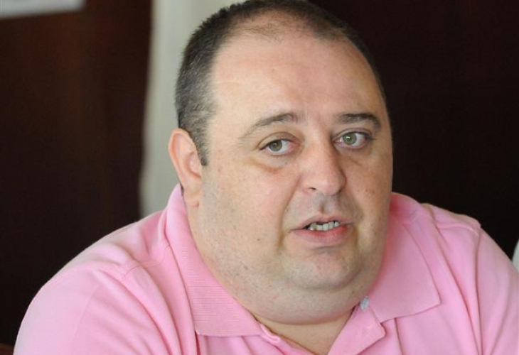 Любо Нейков получил SMS от старата си любов Генка Шикерова, в него пишело...