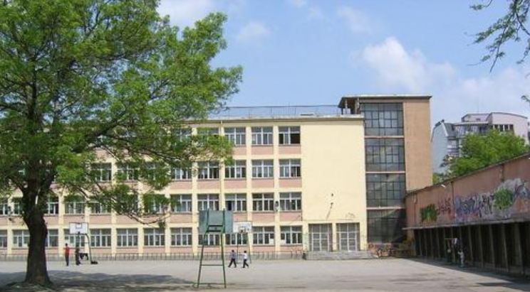 Лудост в столичното 112-о СУ: Първокласничка налага с камъни и пръчка съученичка! Извращенията не спират до тук