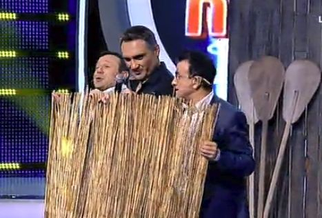 Рачков скандализира в ефир, остана само по... (СНИМКИ)