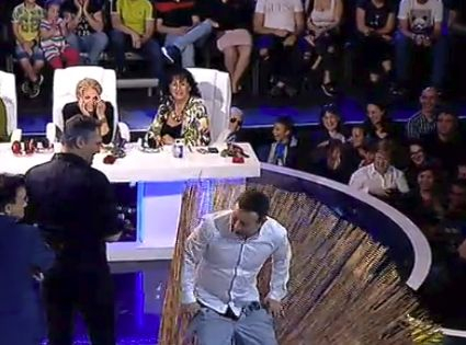 Рачков скандализира в ефир, остана само по... (СНИМКИ)