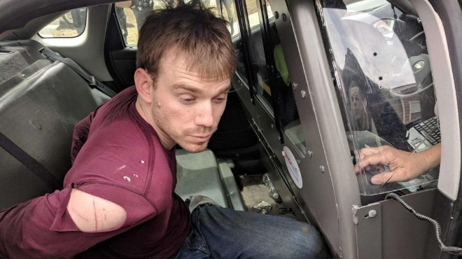 Закопчаха голия психар, стрелял на месо в кафене в Нашвил