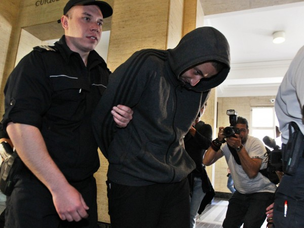 Адвокатът на Йордан Исаев представи невероятна версия за хвърлената бомбичка, която рани двама полицейски служители