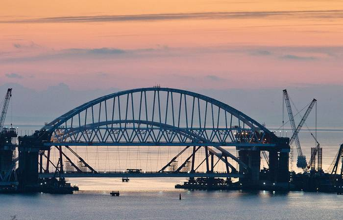 Украински сайт сензационно: Кримският мост вече се напука!