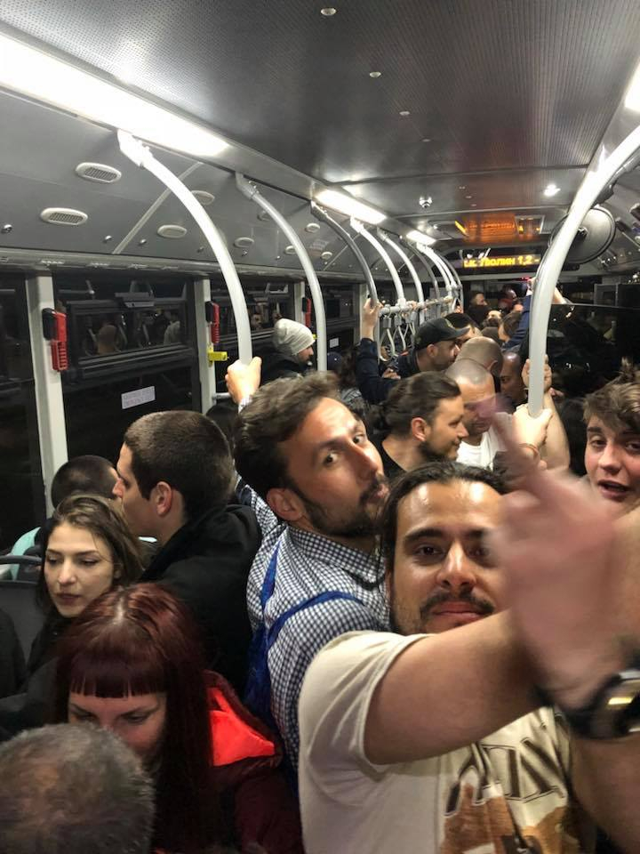Първо в БЛИЦ: Мрежата прегря от това ВИДЕО и СНИМКА, направени в нощния градски транспорт на София! 
