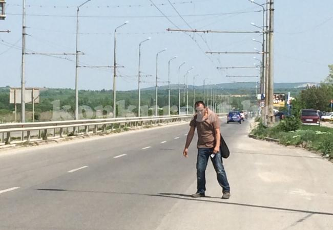 Наркозависим съвсем откачи, започна да регулира движението във Враца (СНИМКИ)