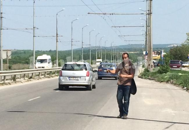 Наркозависим съвсем откачи, започна да регулира движението във Враца (СНИМКИ)
