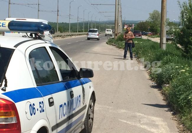 Наркозависим съвсем откачи, започна да регулира движението във Враца (СНИМКИ)