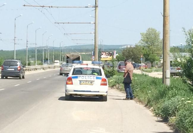 Наркозависим съвсем откачи, започна да регулира движението във Враца (СНИМКИ)