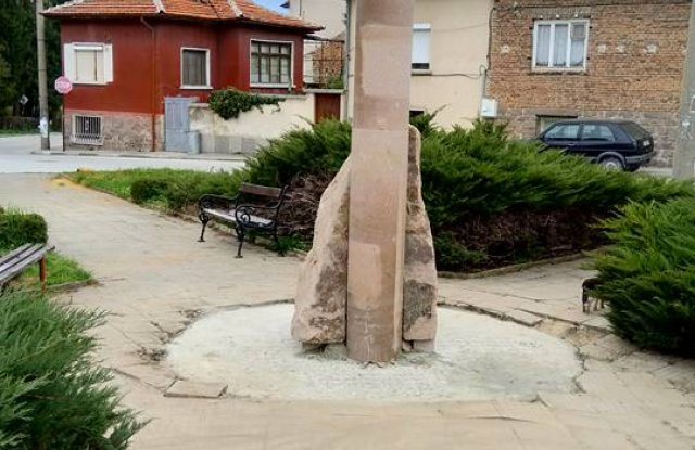 Всички се чудят и маят какво е това чудо насред Брацигово (СНИМКА)