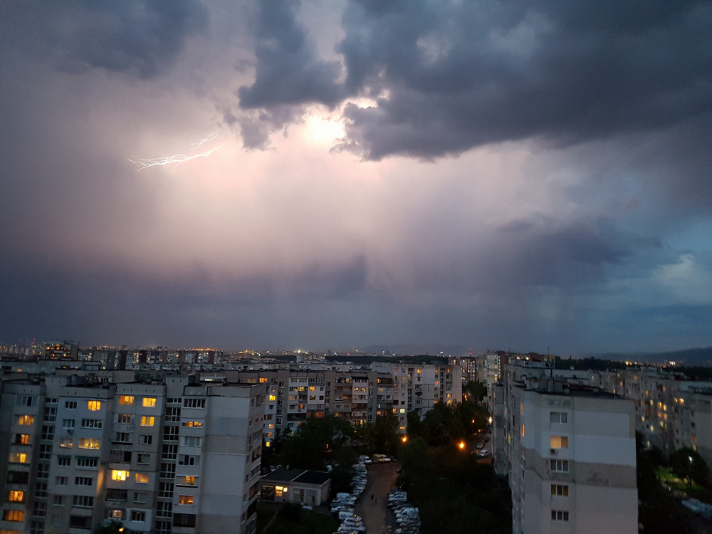 Само в БЛИЦ! Уникални СНИМКИ от лятната буря, ударила София