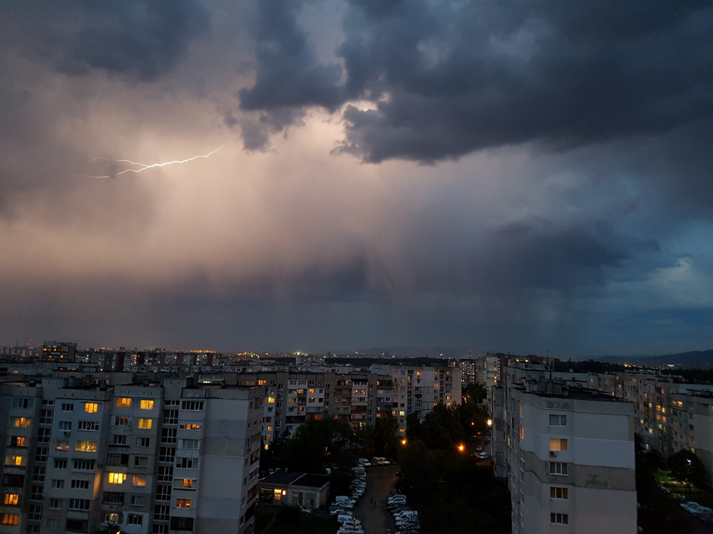 Само в БЛИЦ! Уникални СНИМКИ от лятната буря, ударила София