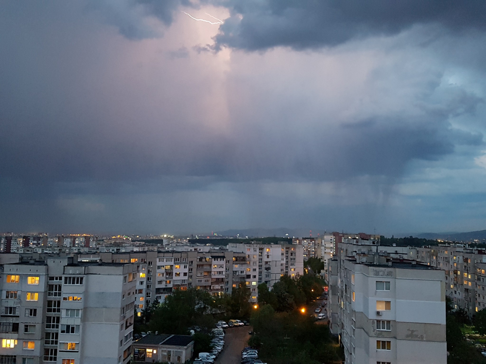 Само в БЛИЦ! Уникални СНИМКИ от лятната буря, ударила София