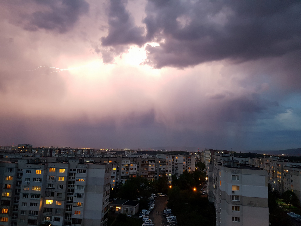Само в БЛИЦ! Уникални СНИМКИ от лятната буря, ударила София