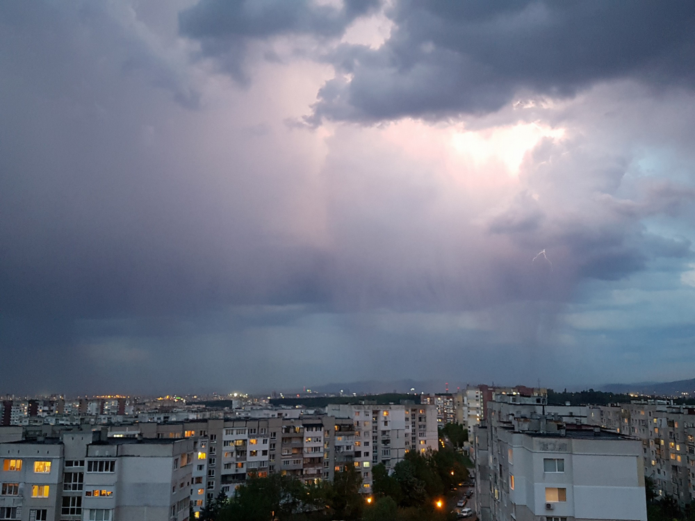 Само в БЛИЦ! Уникални СНИМКИ от лятната буря, ударила София