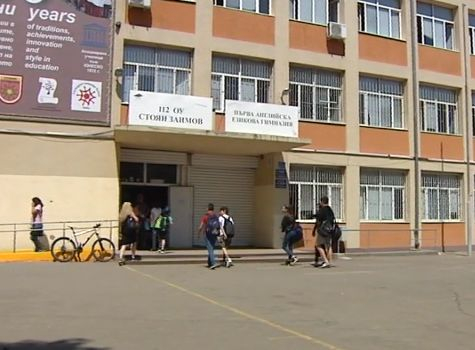 Потулват ли бой с камъни и пръчки между първолаци в столично училище