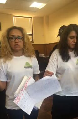 Кметицата Иванчева лъсна по бяла тениска пред Темида и обясни защо пише бележки на журналистите (ПЪРВИ СНИМКИ/ВИДЕО)