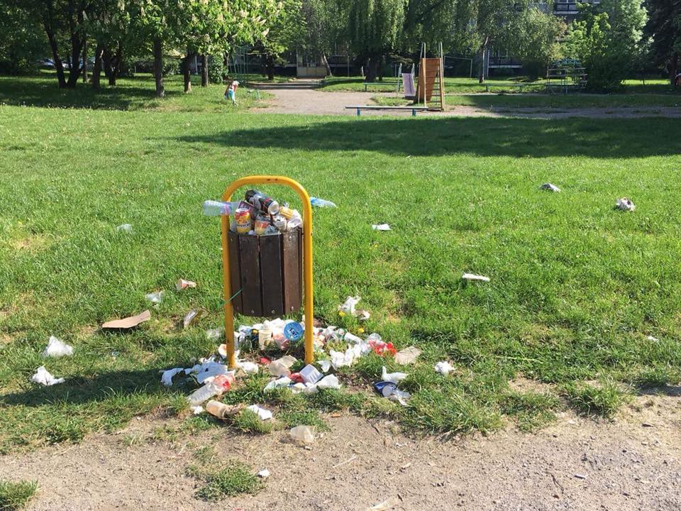 Срамно! Вижте в каква кочина си играят децата в "Люлин 2", а родителите им… (СНИМКИ)