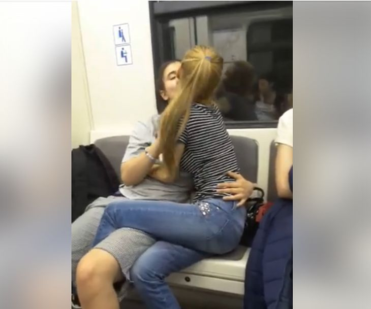 Потресаващо в БЛИЦ! Какво правят тези две ученички в столичното метро (СНИМКИ/ВИДЕО 18+)