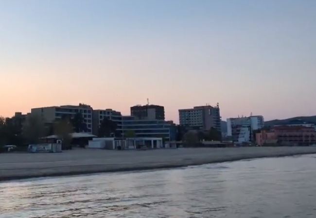 Драма със спасител в Слънчев бряг! Извади две жени от бурното море, но се удави!