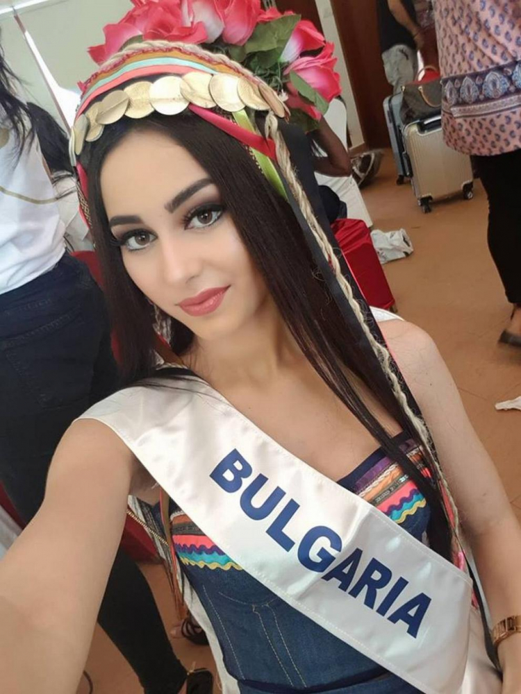 Прелестната хубавица Цонка от Германия ни представя днес на конкурс за красота в Индия, до 17 часа може да гласуваме за нея (СНИМКИ)