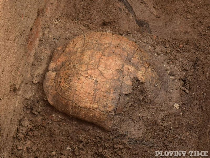 Археолози направиха феноменални открития в древен гроб в Пловдив (СНИМКИ)
