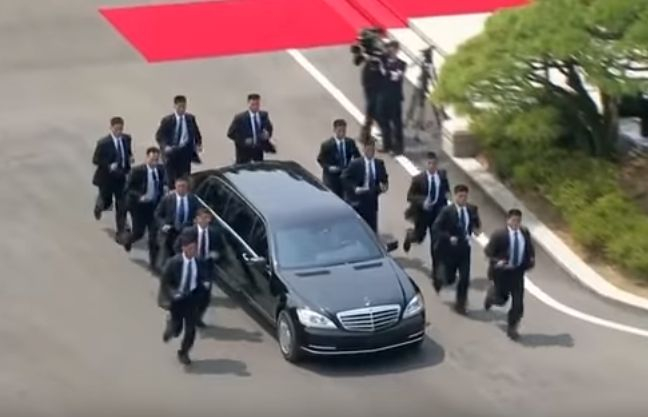 Символично: Лидерите на двете Кореи засадиха дърво с пръст от различни краища на полуострова (ВИДЕО)