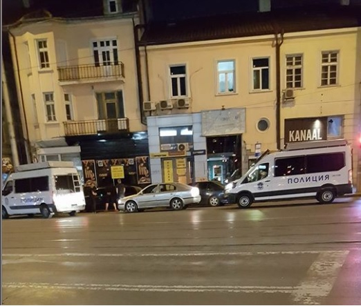 Среднощна акция в София! Закопчаха мъж с белезници на бул. "Мадрид" (СНИМКА)