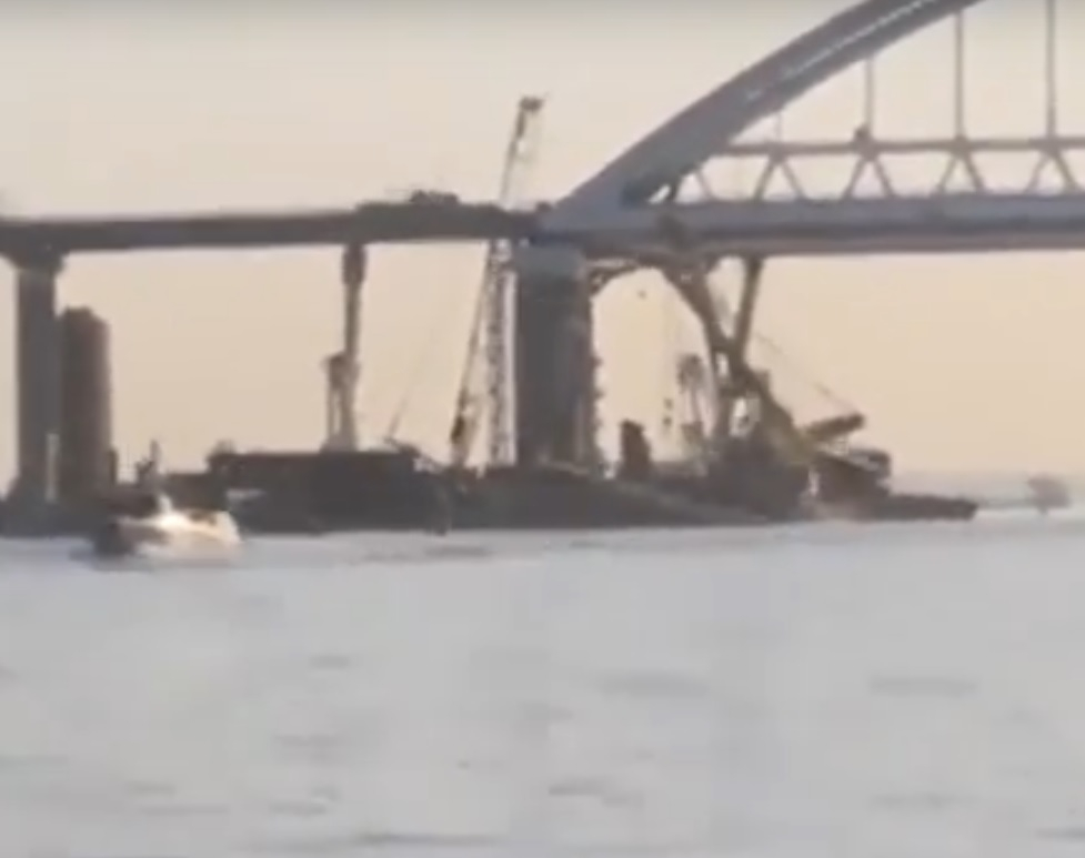 ВИДЕО: Военни кораби минаха под Кримския мост и се отправиха към Ростов-на-Дон (ВИДЕО)