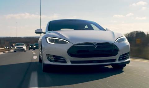 Tesla се движи сама, а шофьорът... (ВИДЕО)