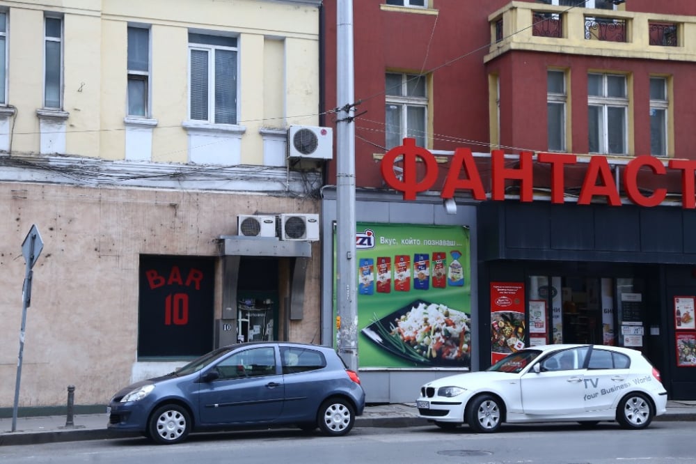 Фоторепортаж в БЛИЦ! Това е култовият бар "10" в София, в който кметът на Тъжа въртял бардак за проститутки