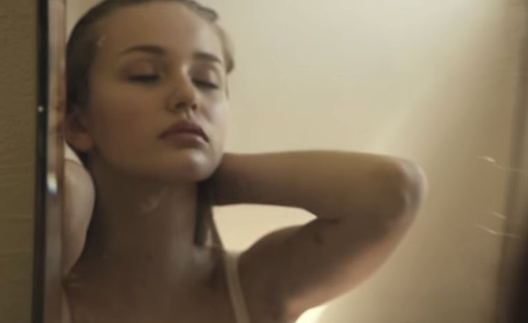 Тайнственото момиче от клипа на Avicii "Wake Me Up": Историята на руската Пепеляшка (СНИМКИ)