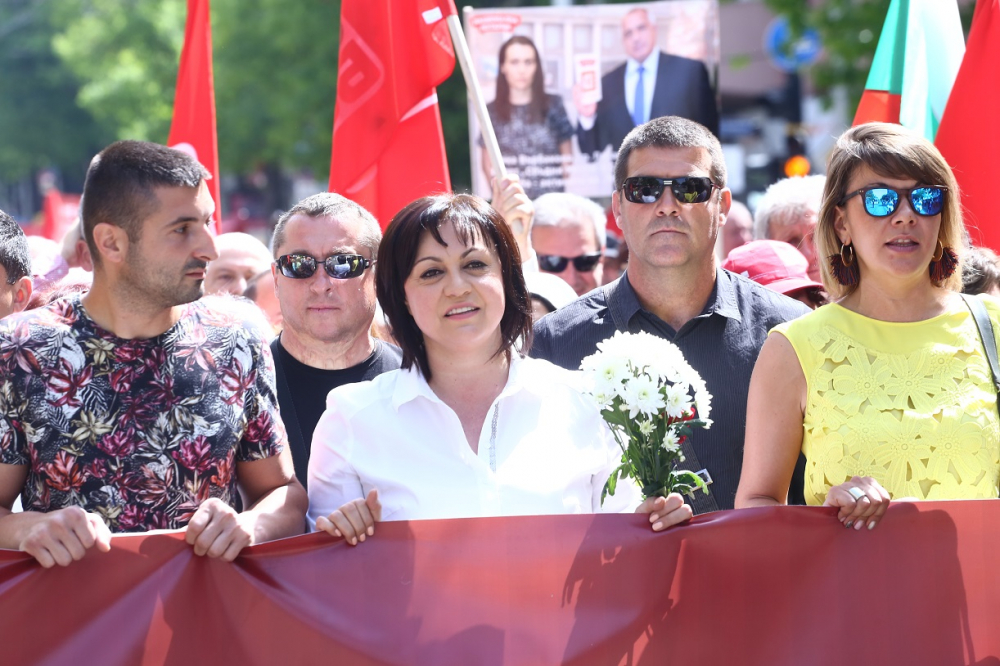 Нинова поиска оставката на Борисов и с дрон (СНИМКИ)