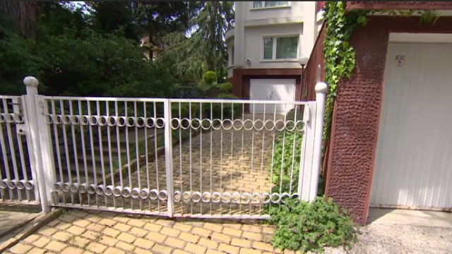 Помните ли баровеца от „Бояна”, който застла двора си с жълти павета от центъра на София? Оказа се, че не е кой да е, а... 