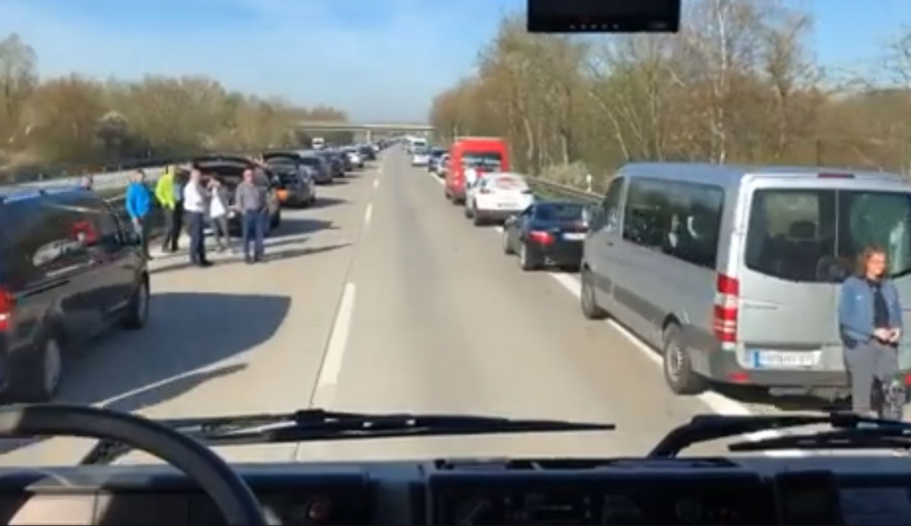 Възможно ли е това у нас?! Уникално ВИДЕО показа какво правят шофьорите в Германия при катастрофа на магистрала (СНИМКИ)