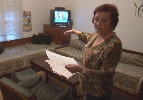 Пълен абсурд! Плевенчанка остава на улицата, след като общинското ѝ жилище започва "да расте" (СНИМКИ)
