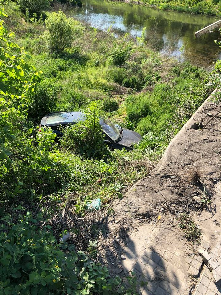 "Виртуоз" зад волана направи смразяваща кръвта каскада и след 5-метров полет и се приземи край коритото на река Янтра (СНИМКИ)