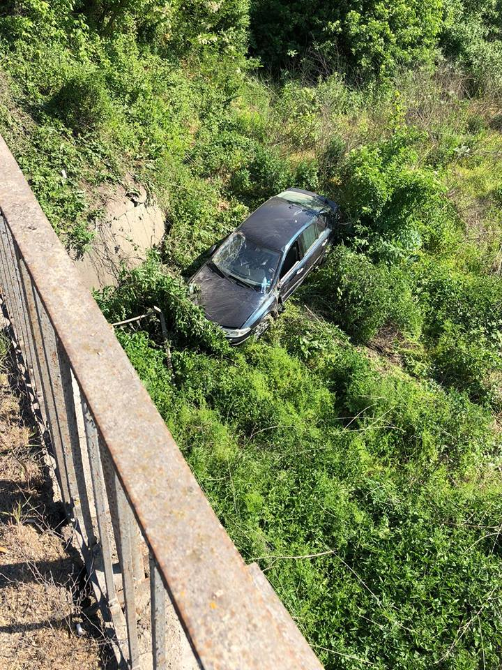 "Виртуоз" зад волана направи смразяваща кръвта каскада и след 5-метров полет и се приземи край коритото на река Янтра (СНИМКИ)