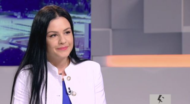 Палавата депутатка на Марешки проговори за скандалните си СНИМКИ 