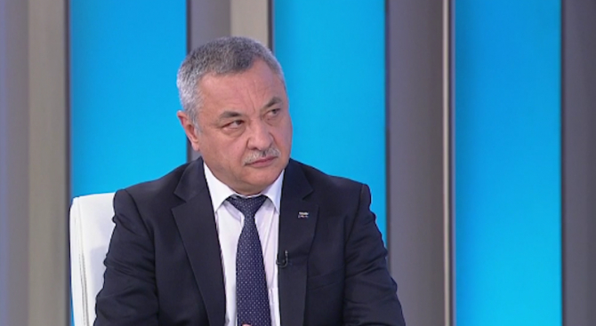 Валери Симеонов показа тузарското возило на Митьо Очите и обясни как Желязков седи до масата на проверяващите в града на греха (СНИМКИ)