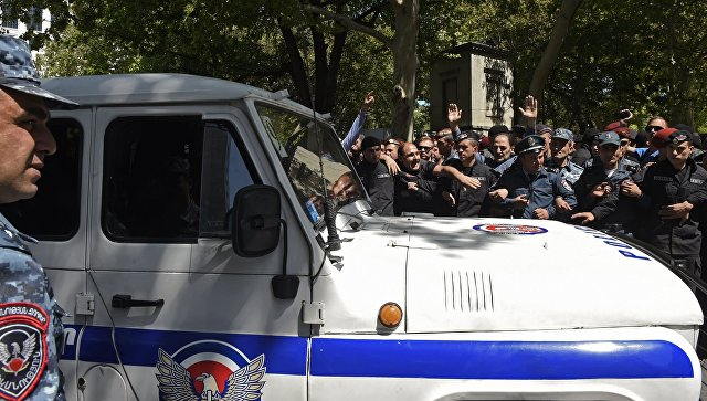 Въоръжен до зъби арменски полковник от полицията откри стрелба в банка, има жертви (СНИМКИ/ВИДЕО)