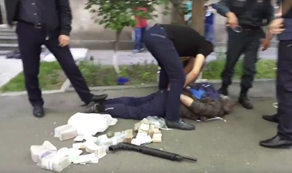 Въоръжен до зъби арменски полковник от полицията откри стрелба в банка, има жертви (СНИМКИ/ВИДЕО)