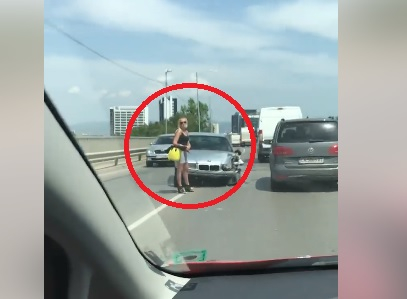 Само в БЛИЦ! Накипрена блондинка с БМВ шашардиса столичани! Уникални СНИМКИ и ВИДЕО