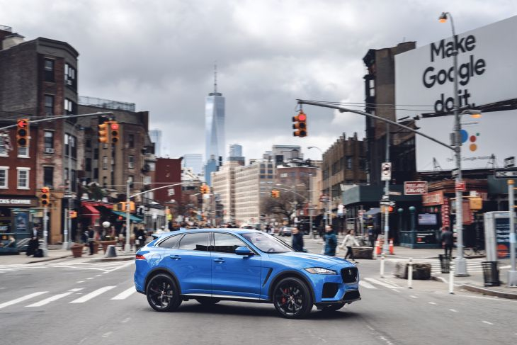 JAGUAR F-PACE за модел на година 2019: Нови технологии за безопасност, интериорни подобрения и 5-литров двигател с V8 SVR с компресор суперчарджър