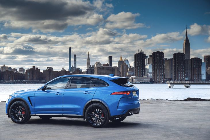 JAGUAR F-PACE за модел на година 2019: Нови технологии за безопасност, интериорни подобрения и 5-литров двигател с V8 SVR с компресор суперчарджър