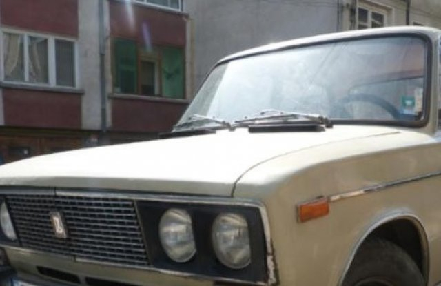 Изобретателен пловдивчанин събра очите на минувачите! Заключи багажника на старата си "Лада" с... (СНИМКИ)