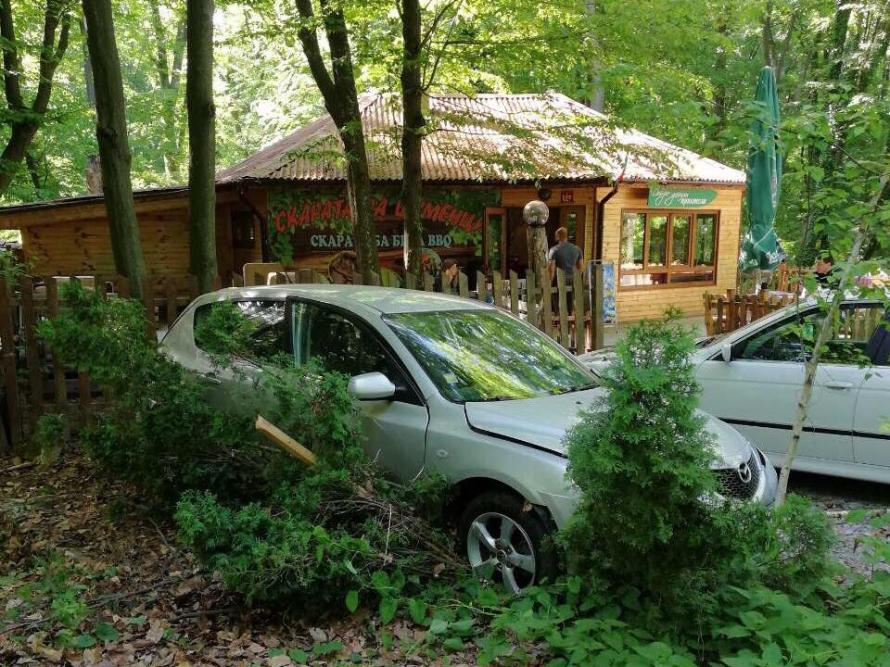 Супер дебилно меле: Мазда се заби в бистро над Шумен