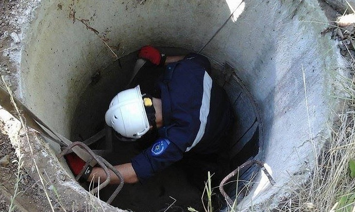 Зловещо! Баща прекара цяла нощ в кладенец с труповете на синовете си 